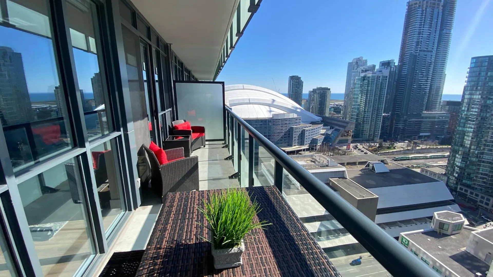 Central Toronto Suite - Free Parking, City Views, Near Cn Tower