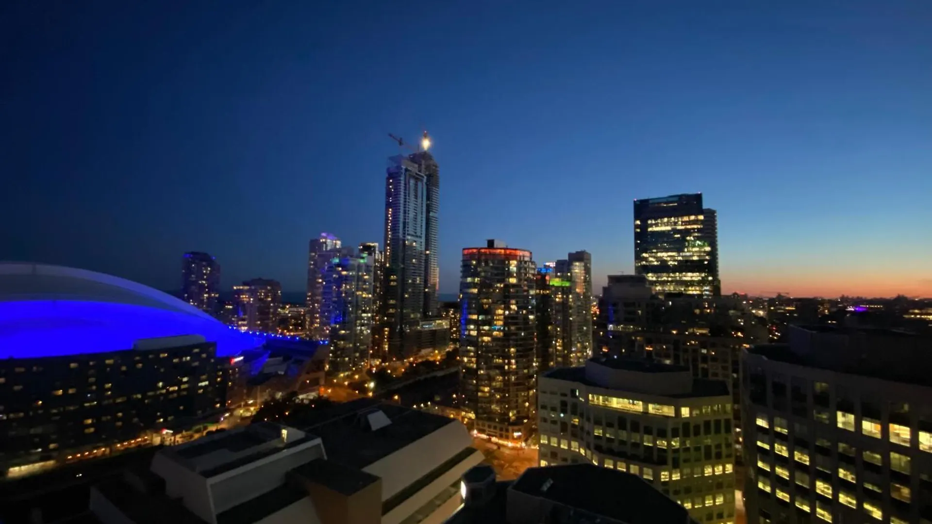 Central Toronto Suite - Free Parking, City Views, Near Cn Tower