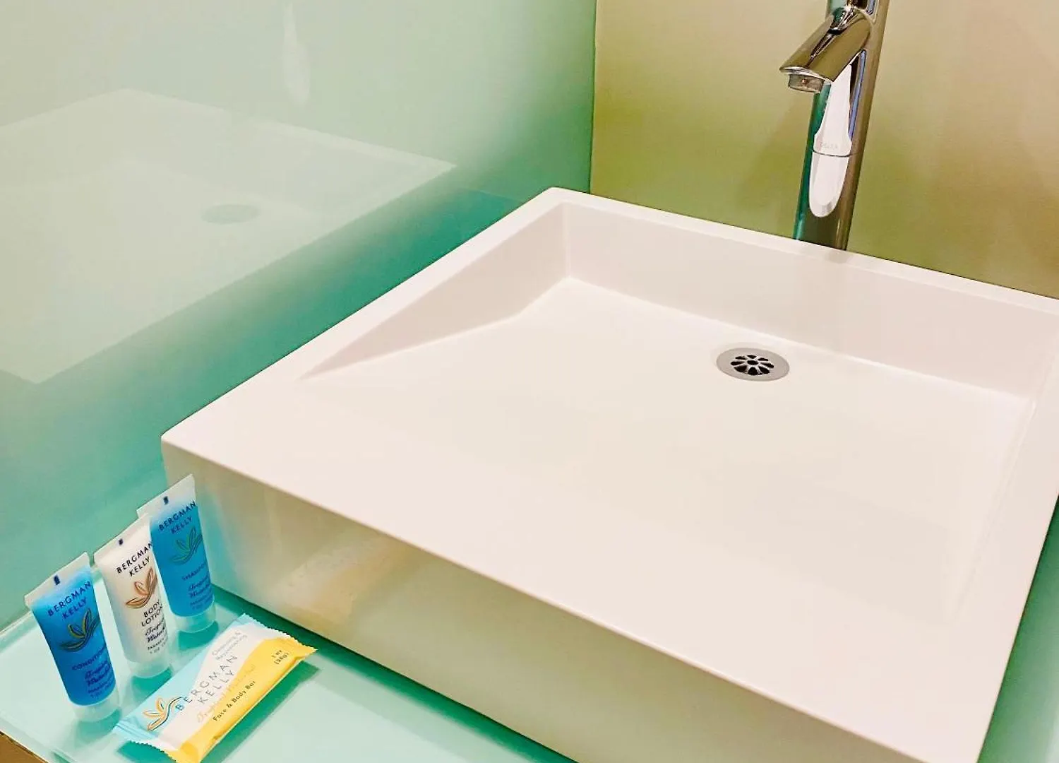 Central Toronto Suite - Free Parking, City Views, Near Cn Tower